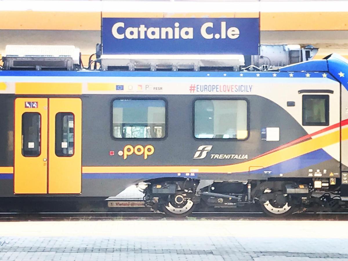 Binario 8 Catania Stazione Centrale Exteriör bild