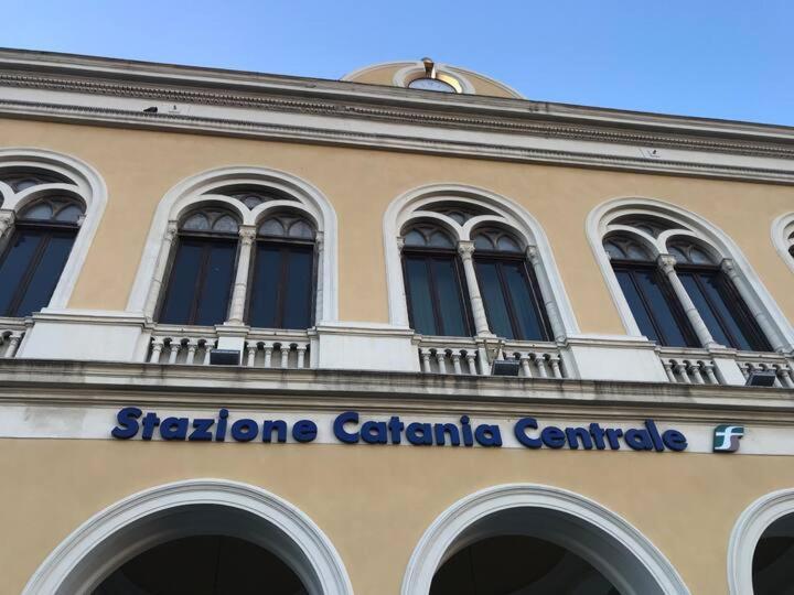 Binario 8 Catania Stazione Centrale Exteriör bild