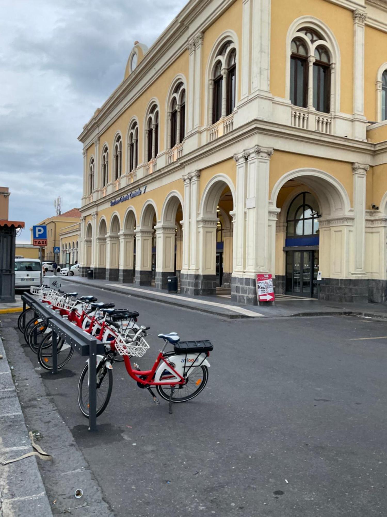 Binario 8 Catania Stazione Centrale Exteriör bild